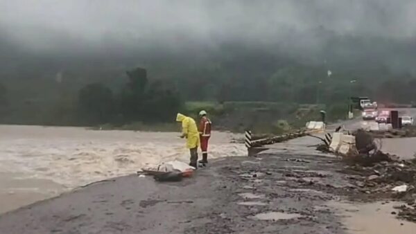 Equipe de resgate avalia estrada destruída por enchente no Rio Grande do Sul