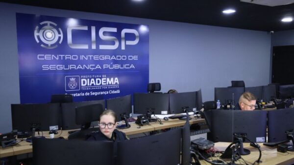 Sala de monitoramento do CISP de Diadema com telas de câmeras e agentes de segurança