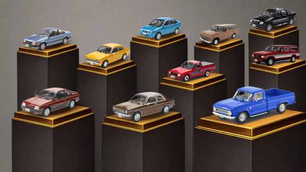 Miniaturas de carros colecionáveis expostas em pedestais