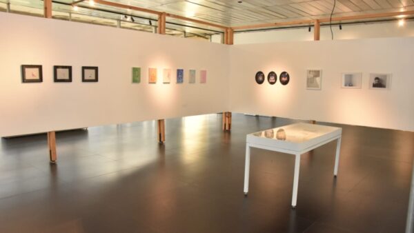 Sala de exposição com obras em pequenos formatos no Paço Municipal de Santo André