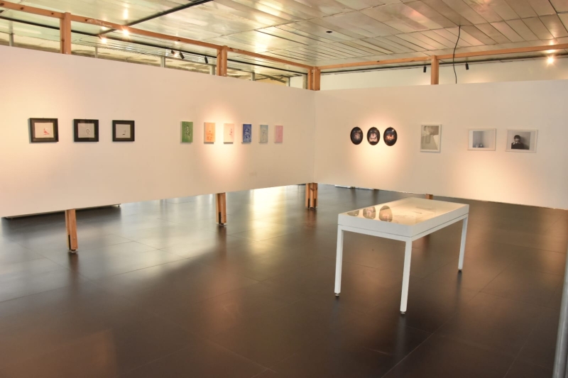 Sala de exposição com obras em pequenos formatos no Paço Municipal de Santo André