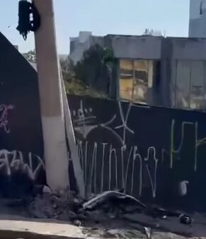 Poste danificado após colisão de carro na Rua Olavo Bilac, Centro de São Bernardo do Campo