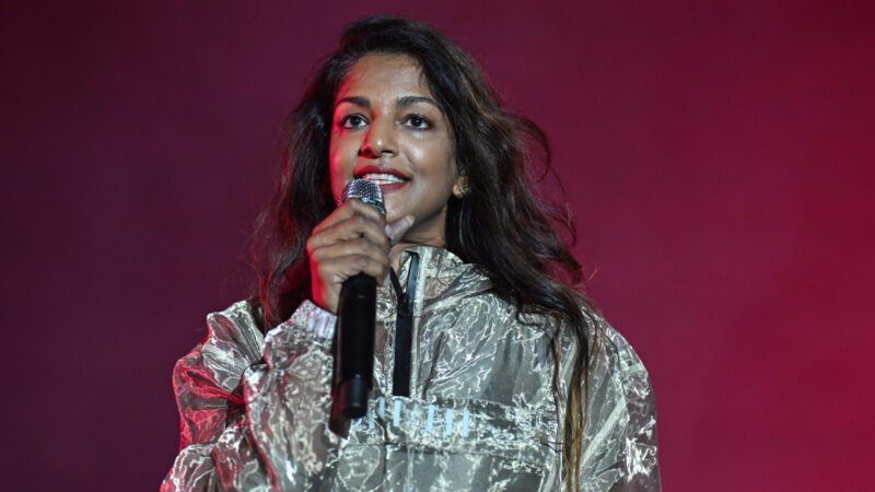 M.I.A. cantando ao microfone em show
