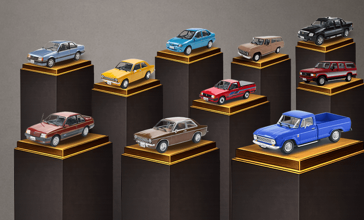Miniaturas de carros colecionáveis expostas em pedestais