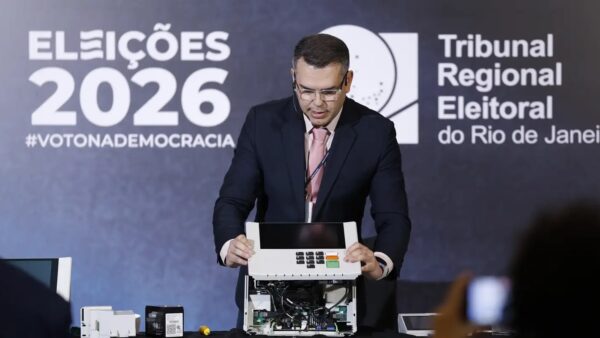 Representante do TRE-RJ apresenta urna eletrônica desmontada ao público
