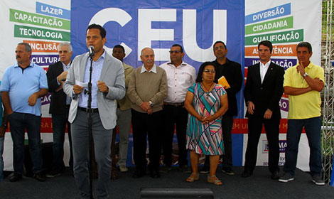 Autoridades no palco durante evento de inauguração do CEU das Artes em Mauá