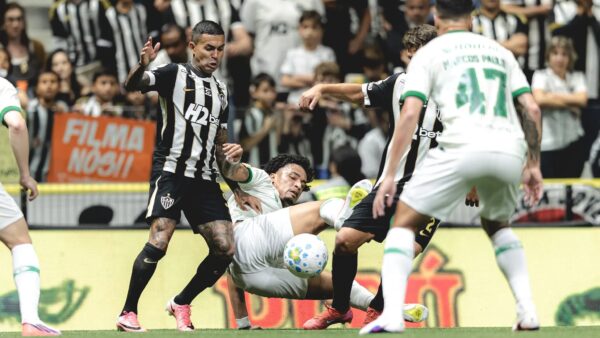 Jogadores do Atlético-MG disputam bola em partida da Copa do Brasil