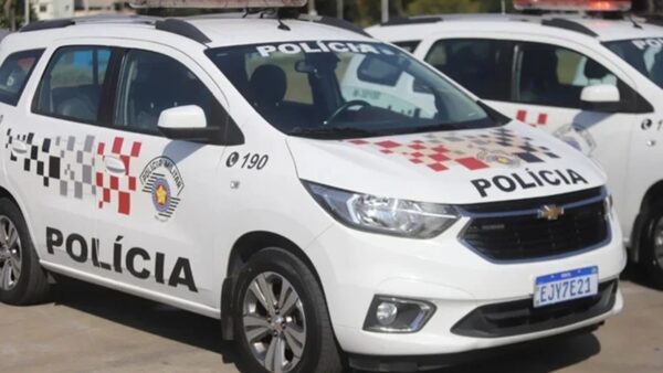 Viaturas da Polícia Militar de São Paulo estacionadas lado a lado