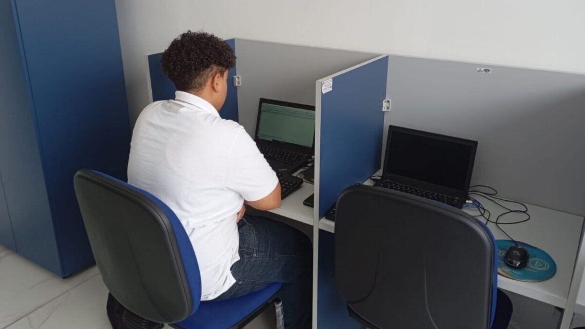 Jovem utiliza computador na Casa do Trabalhador de Mauá durante curso gratuito de informática