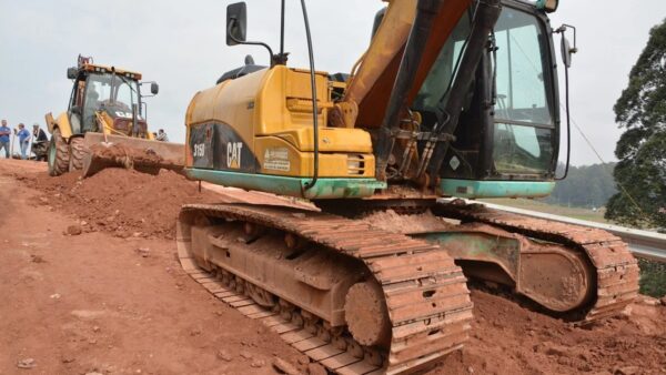 Máquinas de obras em canteiro de construção civil