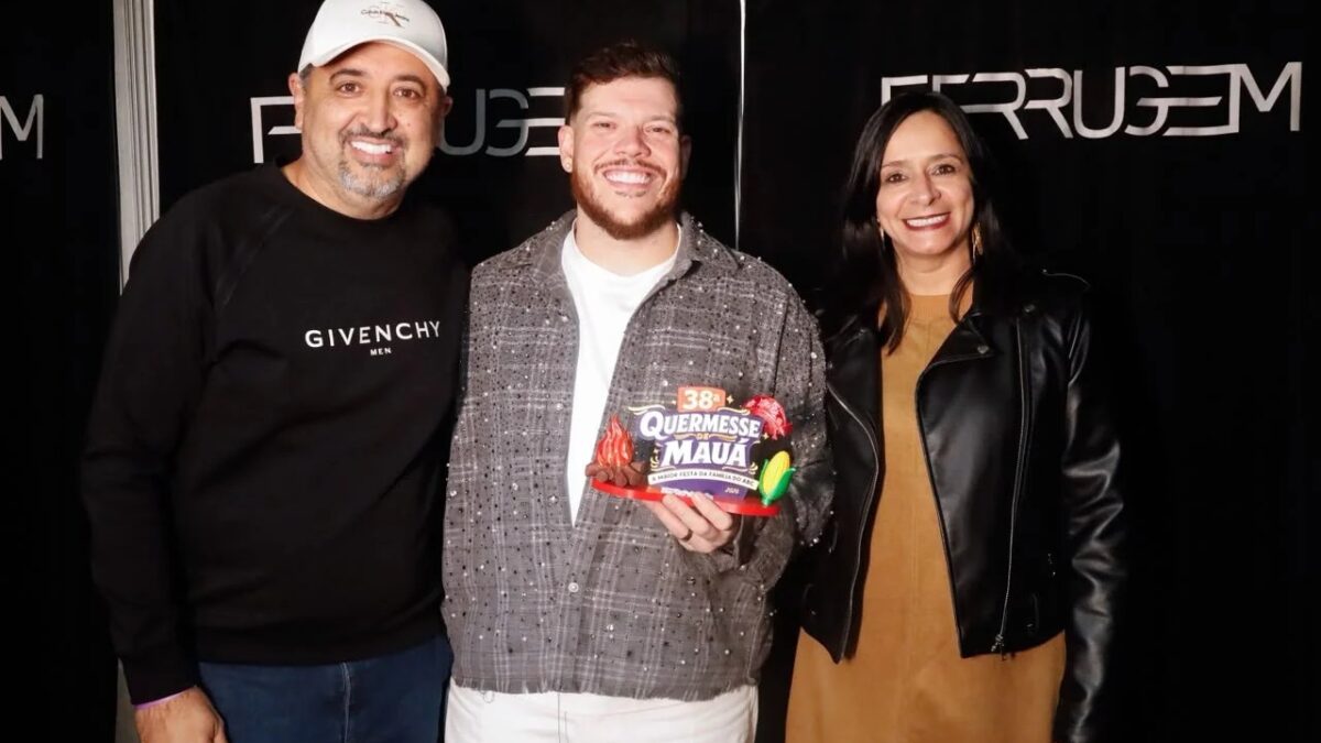 Cantor Ferrugem posa nos bastidores com fã e autoridades após show recorde na Quermesse de Mauá
