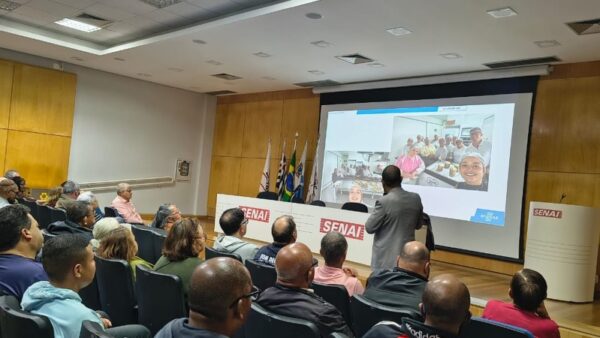 Plateia assiste apresentação sobre organizações da sociedade civil em auditório do Senai em Mauá