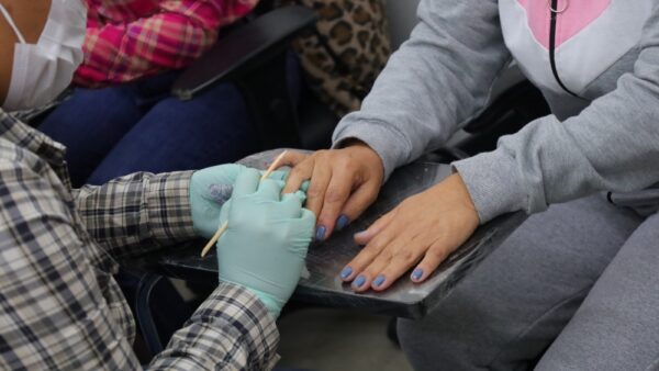 Instrutora aplica curso gratuito de manicure a alunas do programa Qualifica Mauá