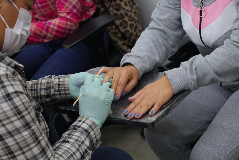Instrutora aplica curso gratuito de manicure a alunas do programa Qualifica Mauá