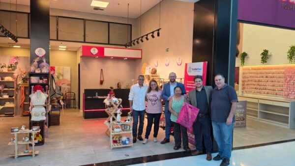 Comitiva do Governo Federal visita loja da Economia Solidária em Mauá