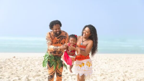 Xande de Pilares com a esposa e a filha pequena em fantasias na praia