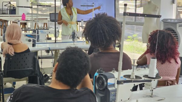 Aula do curso gratuito de design de moda em Mauá
