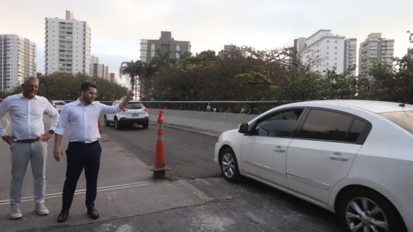 Prefeito e secretário observam obra de recapeamento no Viaduto Kubitschek