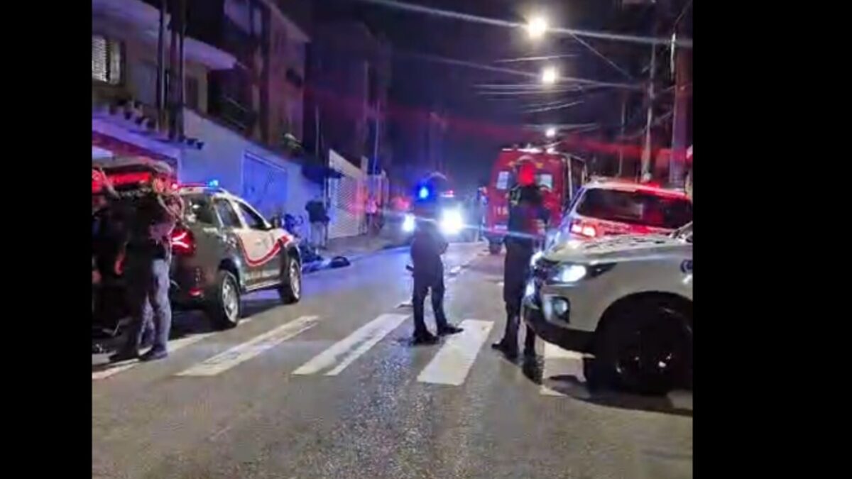 Viaturas de polícia e ambulância estacionadas em rua à noite durante ocorrência policial em Santo André