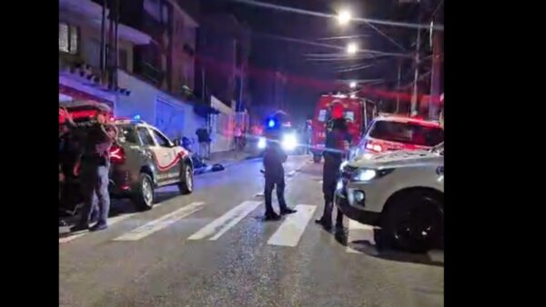 Viaturas de polícia e ambulância estacionadas em rua à noite durante ocorrência policial em Santo André