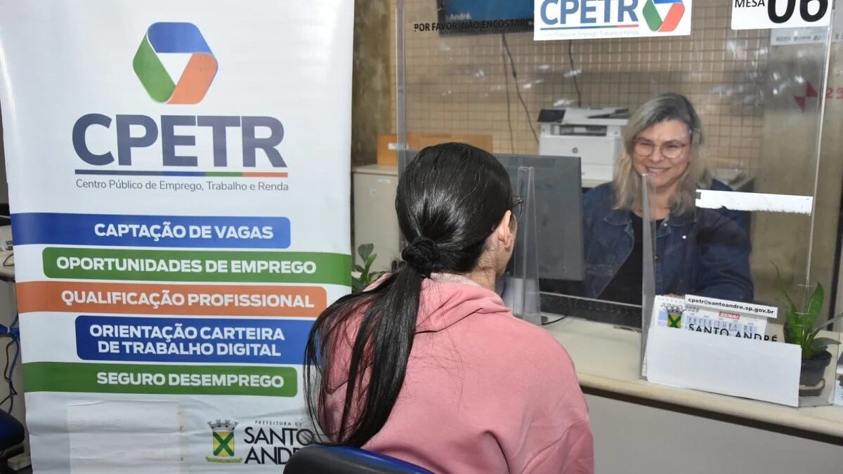 Atendente auxilia pessoa em posto de emprego CPETR em Santo André