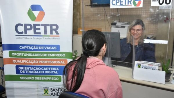 Atendente auxilia pessoa em posto de emprego CPETR em Santo André