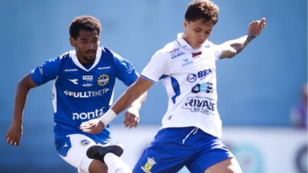 Jogadores do Santo André e São José disputam bola durante partida da Copa Paulista no Estádio Bruno José Daniel