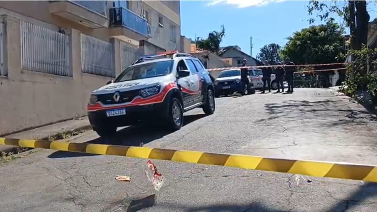 Viaturas policiais isolam rua em Santo André após corpo ser encontrado dentro de carro
