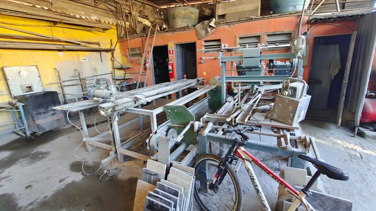 Interior de marmoraria interditada em Santo André