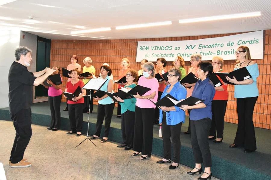 Coral da Sociedade Cultural Ítalo-Brasileira de Santo André se apresentando sob regência de maestro