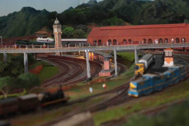 Maquete de ferreomodelismo com réplicas de trens e estação ferroviária em Paranapiacaba
