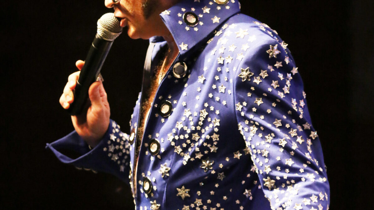 Ronnie Packer se apresenta caracterizado como Elvis Presley durante show