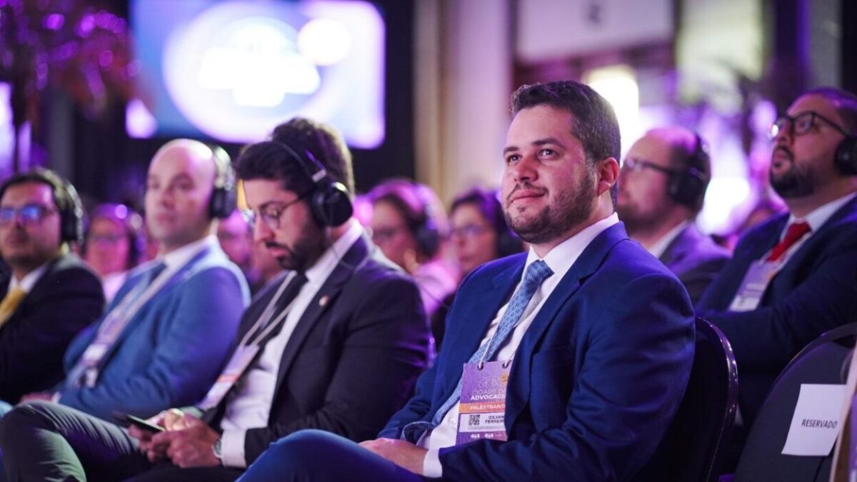 Prefeito de Santo André, Gilvan Ferreira, assiste a painel durante evento jurídico em Porto Alegre