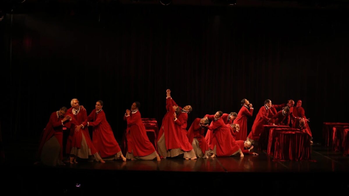Bailarinos do Ballet Quartier Latin se apresentam no palco em Joinville