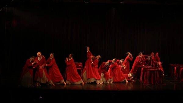 Bailarinos do Ballet Quartier Latin se apresentam no palco em Joinville