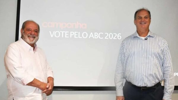 Representantes da ACISA e da Octopus Comunicação no lançamento da campanha O ABC vota pelo ABC
