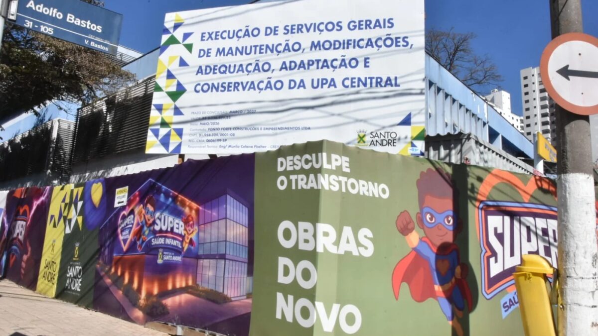 Tapume de obras do novo centro de saúde infantil Super em Santo André