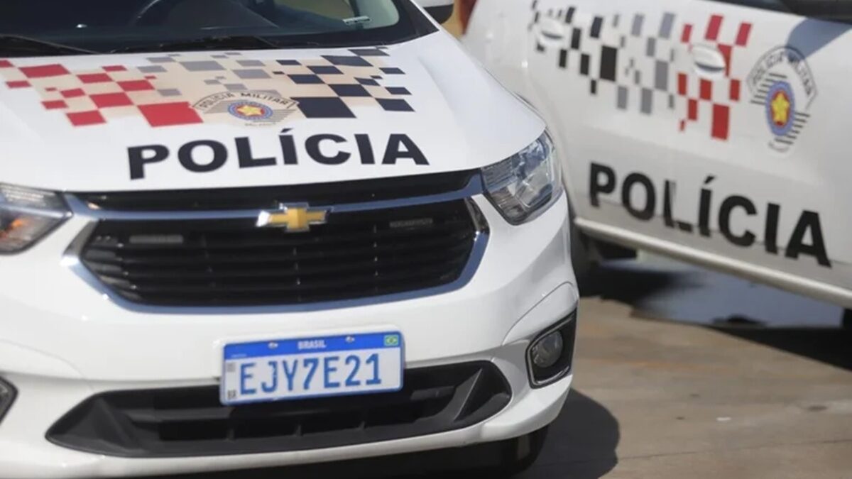 Viaturas da Polícia Militar de São Paulo estacionadas lado a lado