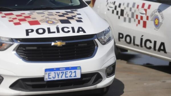 Viaturas da Polícia Militar de São Paulo estacionadas lado a lado