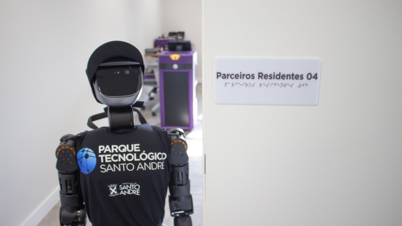 Robô humanoide no Parque Tecnológico de Santo André