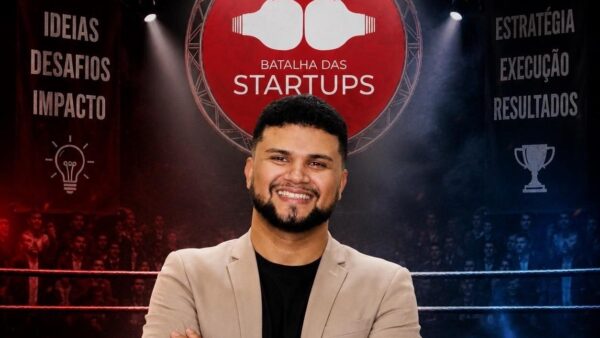 Empreendedor de São Bernardo posa sorrindo no cenário do programa Batalha das Startups