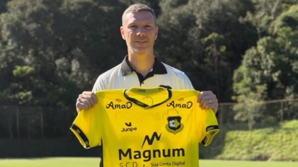 Vinícius Bergantin segura camisa do São Bernardo FC em sua apresentação oficial