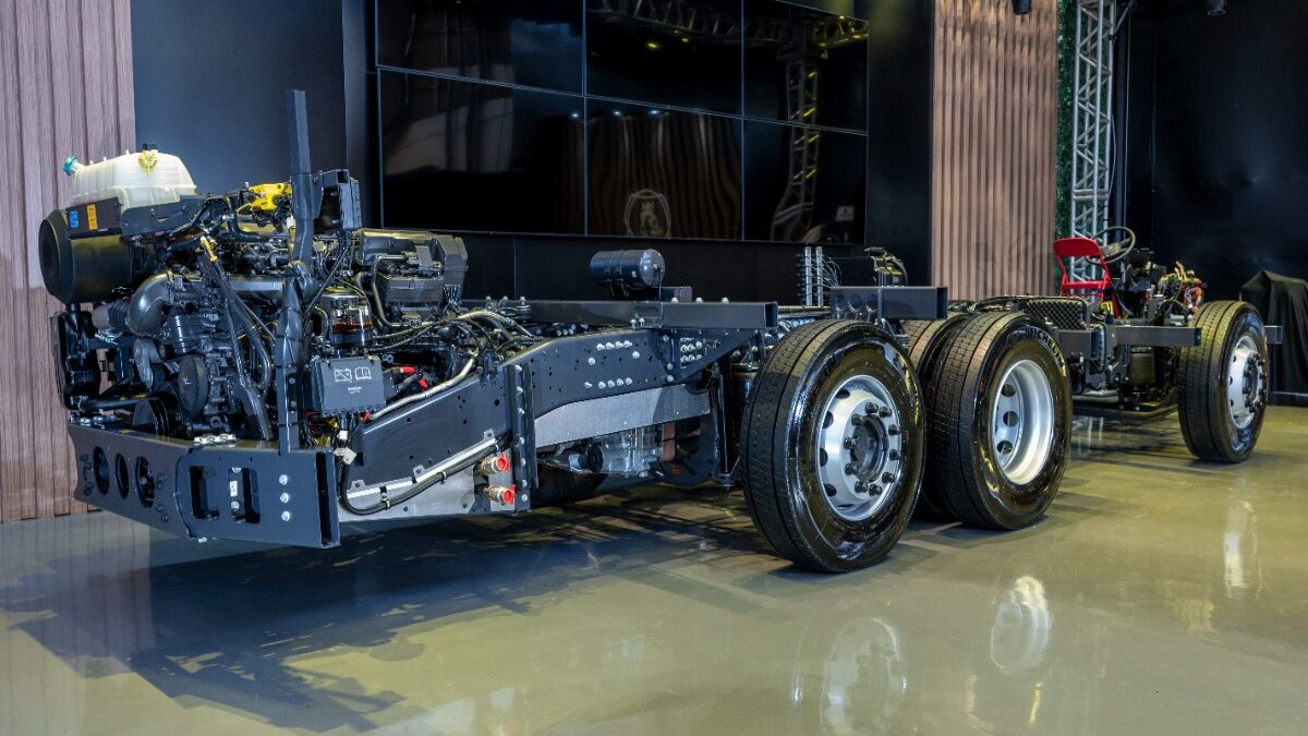 Chassi do novo ônibus Scania Super exposto em evento