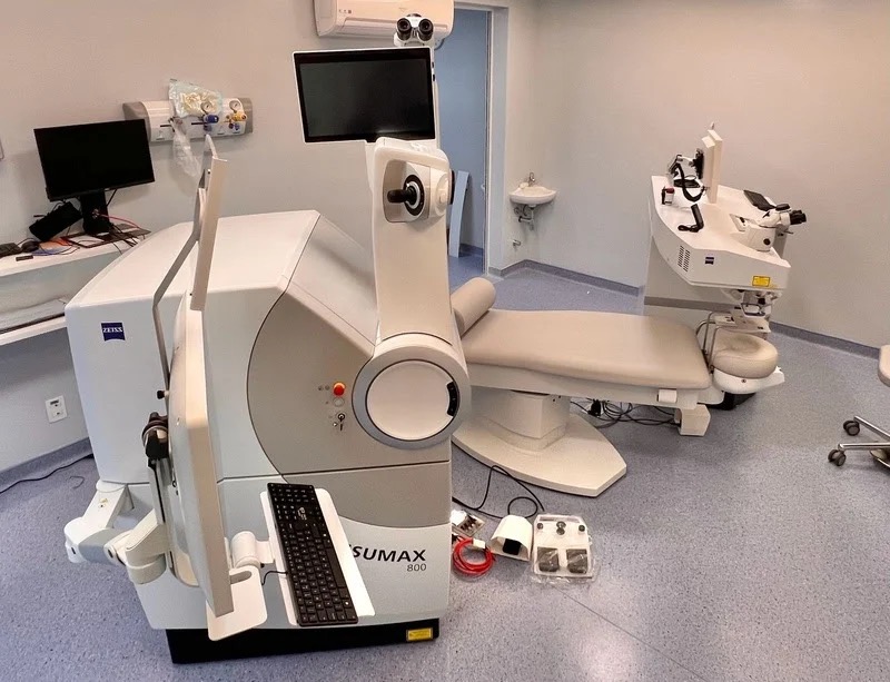 Sala de cirurgia oftalmológica com equipamento de laser ZEISS VisuMax 800 e maca em clínica de São Bernardo do Campo