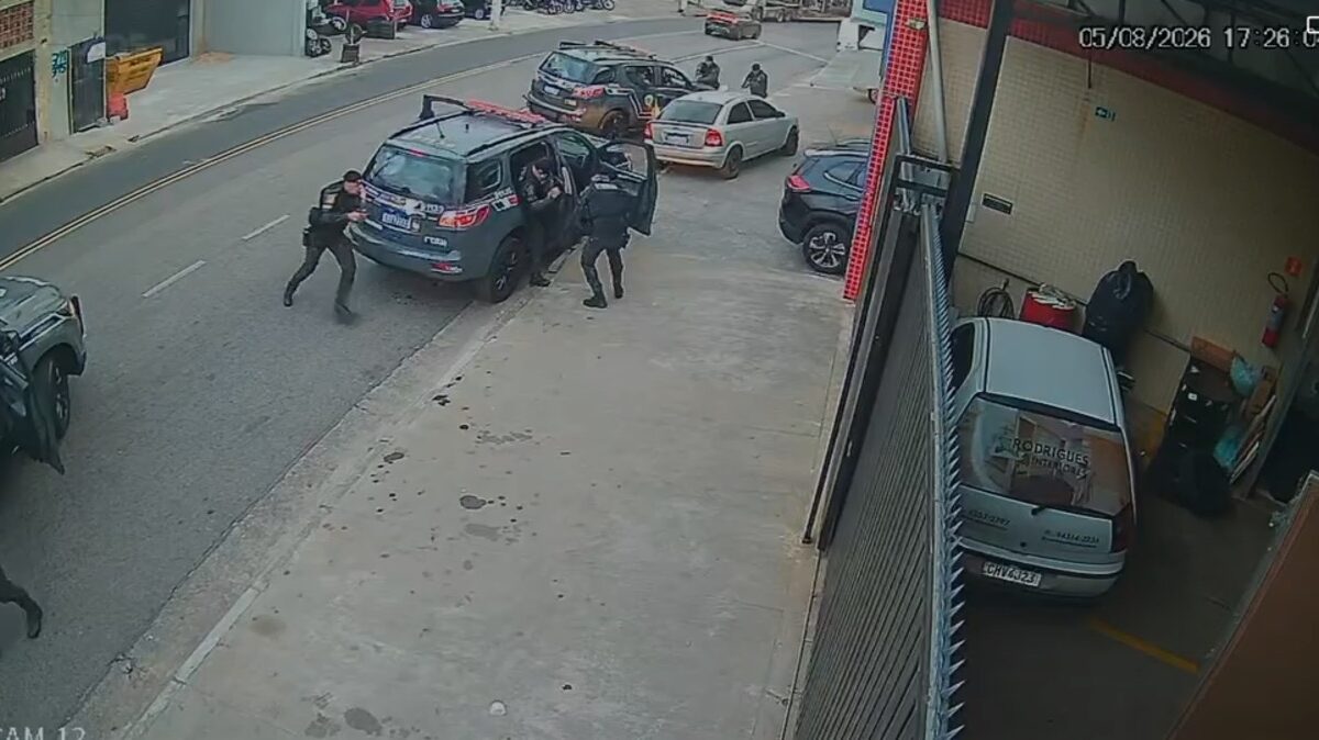 Câmera de segurança registra policiais da ROTA cercando veículo durante operação que libertou reféns em São Bernardo do Campo