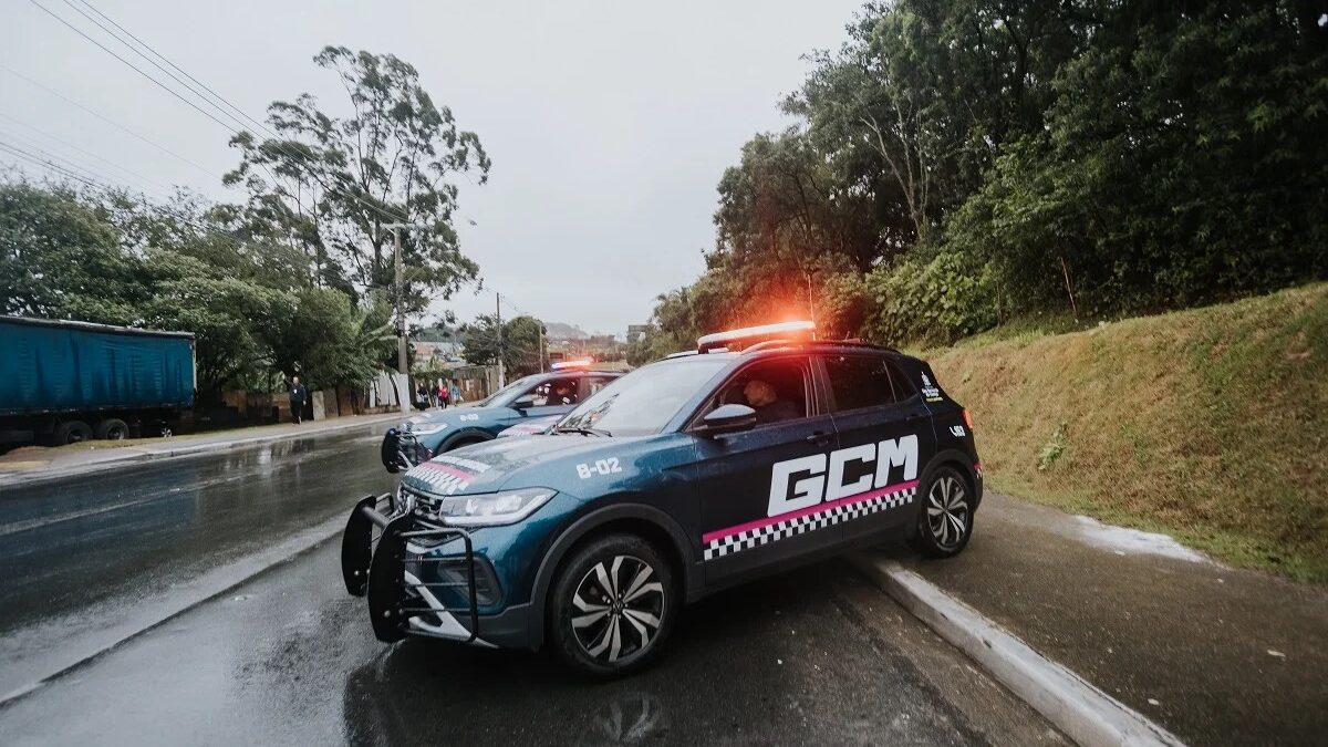 Viaturas da Guarda Civil Municipal de São Bernardo do Campo estacionadas em via pública em dia chuvoso