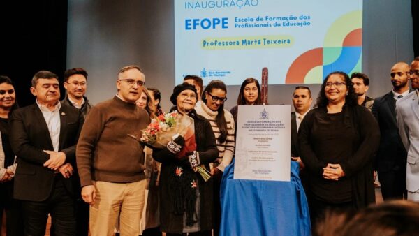 Autoridades em palco durante cerimônia de inauguração da Escola de Formação dos Profissionais da Educação de São Bernardo