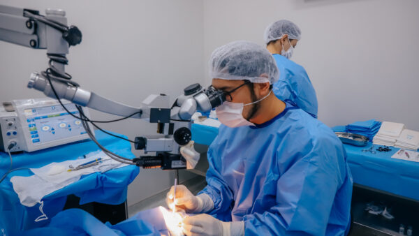 Médicos realizando cirurgia de catarata em sala cirúrgica da Clínica Municipal da Visão de São Bernardo do Campo