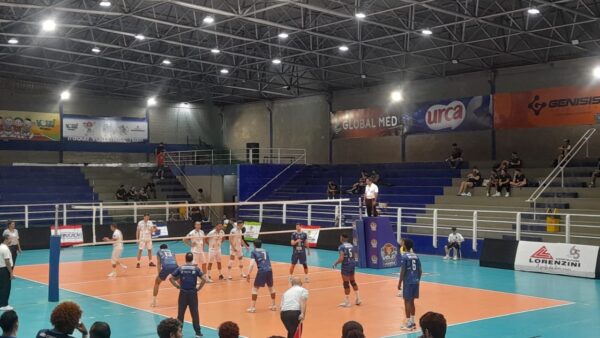 Time de vôlei masculino da AA São Caetano em quadra durante partida da Superliga C