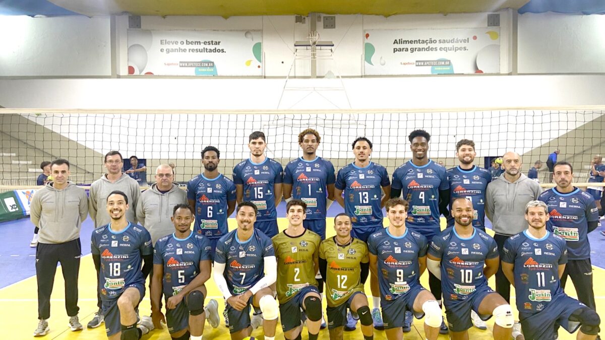 Time de vôlei masculino da AA São Caetano posa para foto em quadra antes de partida da Superliga C